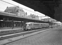 167426 Afbeelding van een diesel-electrisch treinstel DE 2 ( Blauwe Engel ) langs een perron van het N.S.-station ...